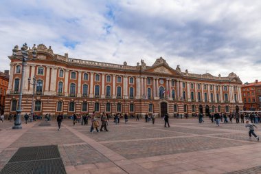 Capitole Meydanı ve turistleri, Haute-Garonne, Occitanie, Fransa.
