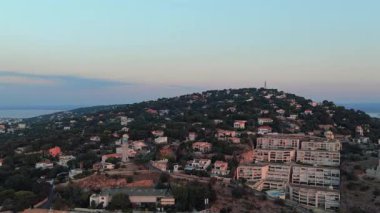 Sete, Occitanie, Fransa 'daki Saint Clair Dağı' nın havadan görünüşü