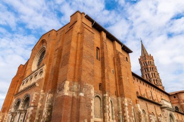 Sonbaharda Saint-Sernin Bazilikası, Toulouse, Occitanie, Fransa