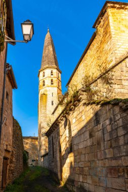 Saint-Jean-Baptiste Kilisesi Fransa 'nın Occitanie şehrinde Tarn et Garonne, Caylus' ta bulunan bir Katolik kilisesidir.