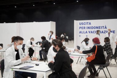 Roma, ITALY - 24 Şubat 2021: Fuksas Bulutu 'nda AstraZeneca aşısı yaptıran öğretmenlere yapılan toplu aşının ilk günü.