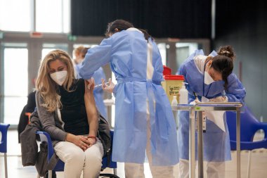 Roma, ITALY - 24 Şubat 2021: Fuksas Bulutu 'nda AstraZeneca aşısı yaptıran öğretmenlere yapılan toplu aşının ilk günü.