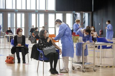 Roma, ITALY - 24 Şubat 2021: Fuksas Bulutu 'nda AstraZeneca aşısı yaptıran öğretmenlere yapılan toplu aşının ilk günü.