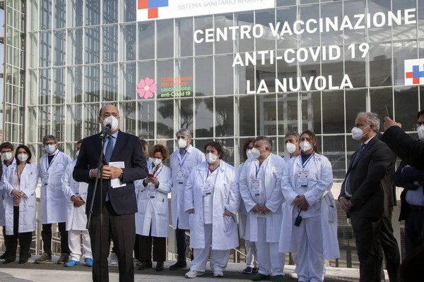 Roma, ITALY - 24 Şubat 2021: Lazio Bölgesi Başkanı ve Demokrat Parti Genel Sekreteri Nicola Zingaretti, Bulut kongre merkezindeki 'covid karşıtı' aşı merkezinin açılışına katıldı..