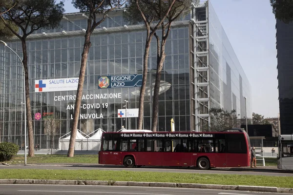 Roma, İtalya - 24 Şubat 2021: Roma Kongre Merkezi Şimdi Kütle Kapsülü-19 Aşılama Merkezi.