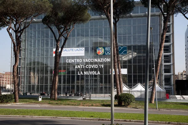 Roma, İtalya - 24 Şubat 2021: Roma Kongre Merkezi Şimdi Kütle Kapsülü-19 Aşılama Merkezi.