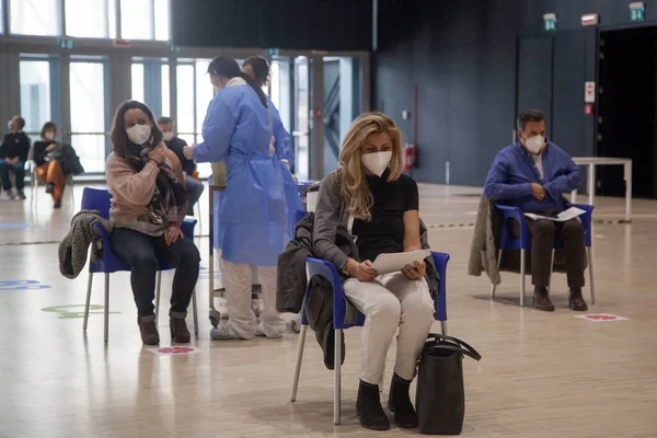 Roma, ITALY - 24 Şubat 2021: Fuksas Bulutu 'nda AstraZeneca aşısı yaptıran öğretmenlere yapılan toplu aşının ilk günü.