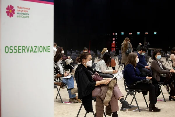 Roma, ITALY - 24 Şubat 2021: Fuksas Bulutu 'nda AstraZeneca aşısı yaptıran öğretmenlere yapılan toplu aşının ilk günü.