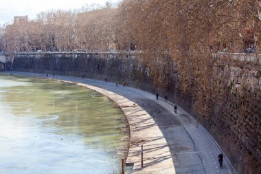 Roma, İtalya - 13 Mart 2021: Roma şehir merkezinde güneşli bir günün keyfini çıkarırken, hükümet 15 Mart 'tan itibaren ülke genelinde yeni bir Covid-19 dalgası ile karşı karşıya kalan kısıtlamaları sıkılaştırıyor..