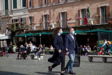 Roma, İtalya - 13 Mart 2021: Roma şehir merkezinde güneşli bir günün keyfini çıkarırken, hükümet 15 Mart 'tan itibaren ülke genelinde yeni bir Covid-19 dalgası ile karşı karşıya kalan kısıtlamaları sıkılaştırıyor..