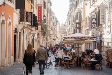 Roma, İtalya - 13 Mart 2021: Roma şehir merkezinde güneşli bir günün keyfini çıkarırken, hükümet 15 Mart 'tan itibaren ülke genelinde yeni bir Covid-19 dalgası ile karşı karşıya kalan kısıtlamaları sıkılaştırıyor..