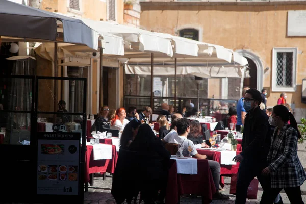 Roma, İtalya - 13 Mart 2021: Roma şehir merkezinde güneşli bir günün keyfini çıkarırken, hükümet 15 Mart 'tan itibaren ülke genelinde yeni bir Covid-19 dalgası ile karşı karşıya kalan kısıtlamaları sıkılaştırıyor..