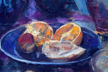 Resimli bir natürmortun parçaları solgun tekniklerle yapılır. Mavi arkaplanda, nesneler uyumlu bir şekilde sıralanır: koyu mavi bir çaydanlık, yeşil bir sürahi, çiçekli bir leylak sürahi, bir bardak ve meyve.. 