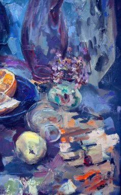 Resimli bir natürmortun parçaları solgun tekniklerle yapılır. Mavi arkaplanda, nesneler uyumlu bir şekilde sıralanır: koyu mavi bir çaydanlık, yeşil bir sürahi, çiçekli bir leylak sürahi, bir bardak ve meyve.. 