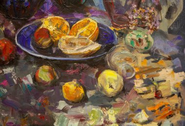 Resimli bir natürmortun parçaları solgun tekniklerle yapılır. Mavi arkaplanda, nesneler uyumlu bir şekilde sıralanır: koyu mavi bir çaydanlık, yeşil bir sürahi, çiçekli bir leylak sürahi, bir bardak ve meyve.. 