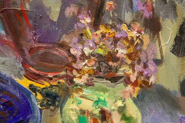 Resimli bir natürmortun parçaları solgun tekniklerle yapılır. Mavi arkaplanda, nesneler uyumlu bir şekilde sıralanır: koyu mavi bir çaydanlık, yeşil bir sürahi, çiçekli bir leylak sürahi, bir bardak ve meyve.. 