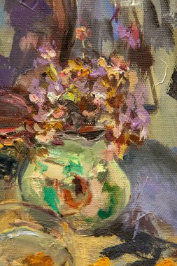 Resimli bir natürmortun parçaları solgun tekniklerle yapılır. Mavi arkaplanda, nesneler uyumlu bir şekilde sıralanır: koyu mavi bir çaydanlık, yeşil bir sürahi, çiçekli bir leylak sürahi, bir bardak ve meyve.. 