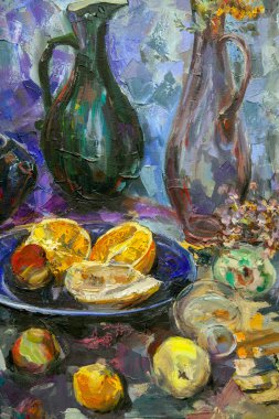 Resimli bir natürmortun parçaları solgun tekniklerle yapılır. Mavi arkaplanda, nesneler uyumlu bir şekilde sıralanır: koyu mavi bir çaydanlık, yeşil bir sürahi, çiçekli bir leylak sürahi, bir bardak ve meyve.. 