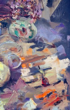 Resimli bir natürmortun parçaları solgun tekniklerle yapılır. Mavi arkaplanda, nesneler uyumlu bir şekilde sıralanır: koyu mavi bir çaydanlık, yeşil bir sürahi, çiçekli bir leylak sürahi, bir bardak ve meyve.. 