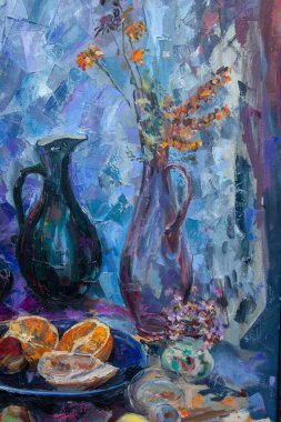 Resimli bir natürmortun parçaları solgun tekniklerle yapılır. Mavi arkaplanda, nesneler uyumlu bir şekilde sıralanır: koyu mavi bir çaydanlık, yeşil bir sürahi, çiçekli bir leylak sürahi, bir bardak ve meyve.. 