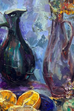 Resimli bir natürmortun parçaları solgun tekniklerle yapılır. Mavi arkaplanda, nesneler uyumlu bir şekilde sıralanır: koyu mavi bir çaydanlık, yeşil bir sürahi, çiçekli bir leylak sürahi, bir bardak ve meyve.. 