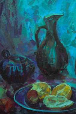 Resimli bir natürmortun parçaları solgun tekniklerle yapılır. Mavi arkaplanda, nesneler uyumlu bir şekilde sıralanır: koyu mavi bir çaydanlık, yeşil bir sürahi, çiçekli bir leylak sürahi, bir bardak ve meyve.. 