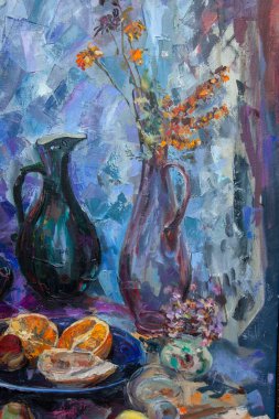 Resimli bir natürmortun parçaları solgun tekniklerle yapılır. Mavi arkaplanda, nesneler uyumlu bir şekilde sıralanır: koyu mavi bir çaydanlık, yeşil bir sürahi, çiçekli bir leylak sürahi, bir bardak ve meyve.. 