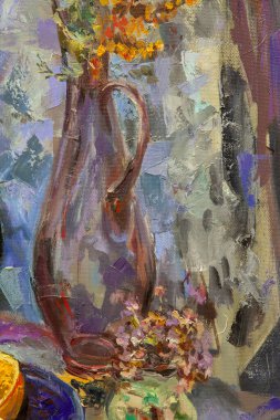 Resimli bir natürmortun parçaları solgun tekniklerle yapılır. Mavi arkaplanda, nesneler uyumlu bir şekilde sıralanır: koyu mavi bir çaydanlık, yeşil bir sürahi, çiçekli bir leylak sürahi, bir bardak ve meyve.. 