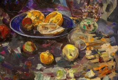 Resimli bir natürmortun parçaları solgun tekniklerle yapılır. Mavi arkaplanda, nesneler uyumlu bir şekilde sıralanır: koyu mavi bir çaydanlık, yeşil bir sürahi, çiçekli bir leylak sürahi, bir bardak ve meyve.. 