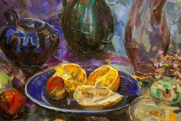 在蓝色的背景上 物体被和谐地排列在一起 一个深蓝色的茶壶 一个绿色的茶壶 一个开着花的丁香壶 一个杯子和一个水果 — 图库照片