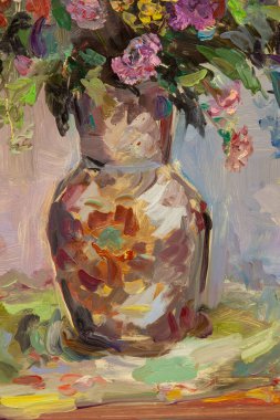 Resimli natürmortun bir parçası, yağlı boyalarla yapılmış, güzel bir buket yabani çiçekle dolu bir kil sürahisini tasvir ediyor. Renklerin ahenkli bir kombinasyonu yaz havasını taşır..