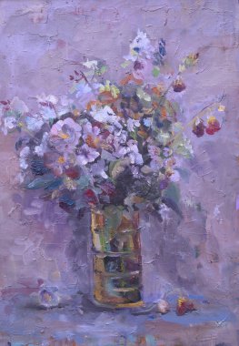 Yağlı boyalarla yapılan resim gibi hayat, içinde güzel bir buket yaban çiçeği olan cam bir vazoyu tasvir ediyor. Renklerin ahenkli bir kombinasyonu yaz havasını taşır..