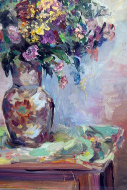 Resimli natürmortun bir parçası, yağlı boyalarla yapılmış, güzel bir buket yabani çiçekle dolu bir kil sürahisini tasvir ediyor. Renklerin ahenkli bir kombinasyonu yaz havasını taşır..