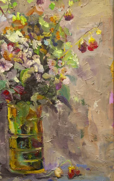 油絵具で描いた静物画は 美しい花の花束とガラスの花瓶を描いています 色の調和のとれた組み合わせは夏の気分を伝えます — ストック写真