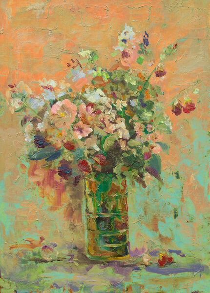 Живописный натюрморт, выполненный масляными красками, изображает стеклянную вазу с красивым букетом диких цветов..