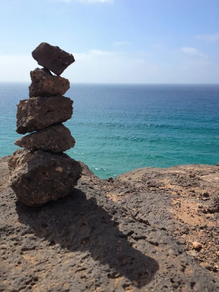 Pedras em equilíbrio com vista para o mar — Fotografia de Stock