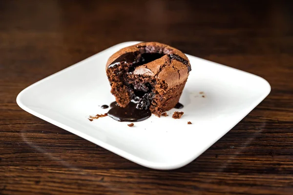 Chocolade Fondant Dessert Een Wit Bord Een Vork Rechtenvrije Stockfoto's