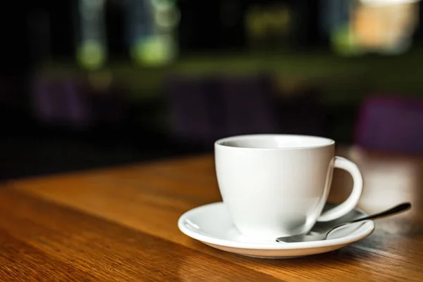 Une Tasse Blanche Café Noir Soucoupe Blanche Cuillère Table Bois — Photo