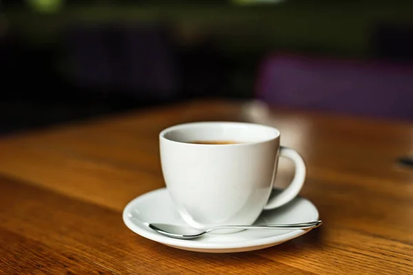 Beyaz Bir Fincan Kahve Beyaz Çay Tabağı Kaşık Ahşap Masa — Stok fotoğraf