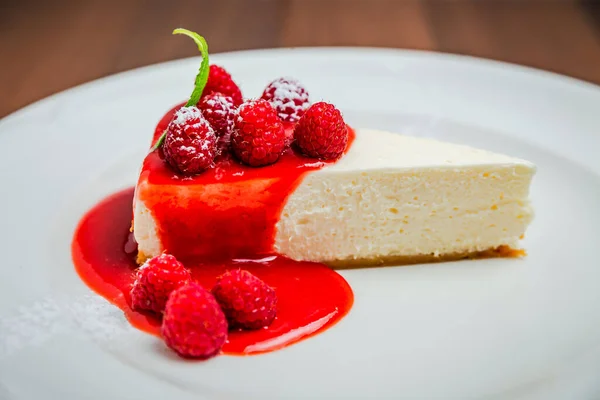 Piece Classic Cheesecake New York Raspberry Syrup Topping Garnished Fresh — Stock Photo, Image