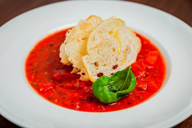 Kızarmış ekmek ve fesleğenli domates çorbası.