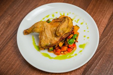 Tavuğun yarısı sebzeli caponata.