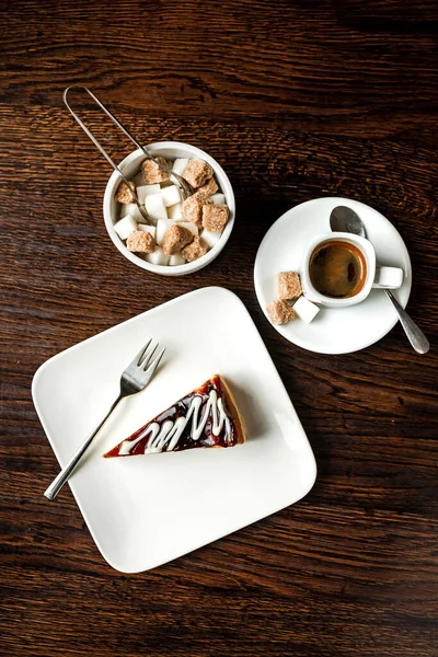 Sajttorta Karamellával Fehér Tányéron Egy Csésze Eszpresszó Egy Cukortartó Fából — Stock Fotó