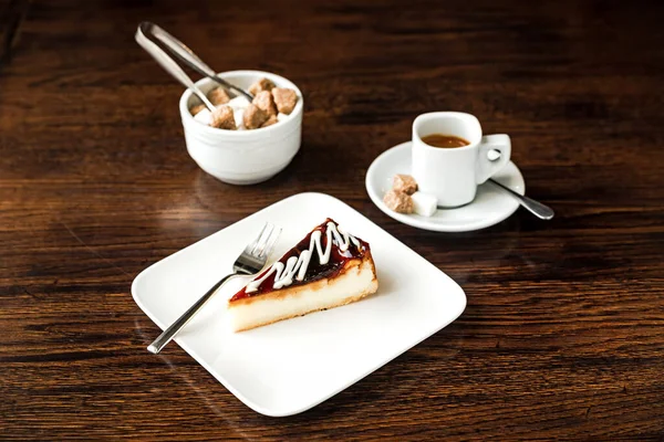 Ένα Cheesecake Καραμέλα Λευκό Πιάτο Ένα Φλιτζάνι Espresso Και Ένα — Φωτογραφία Αρχείου