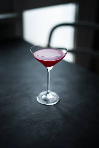 Röd Hallon Sura Cocktail Vacker Coupe Glas Bakljus Mörk Och — Stockfoto