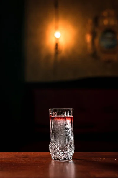 Długi Napój Przezroczysty Wielowarstwowy Koktajl Lodem Szklance Highball Barze — Zdjęcie stockowe