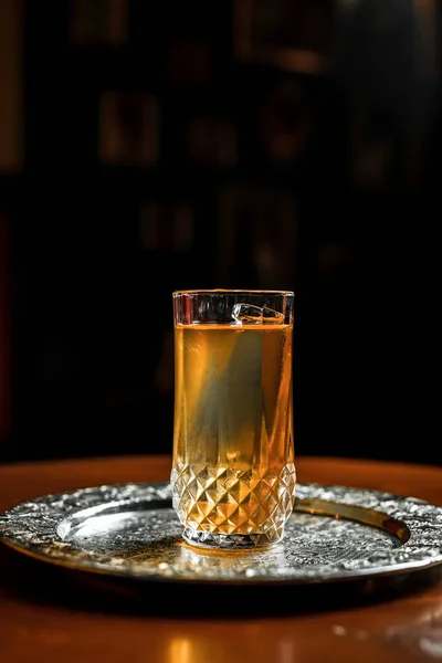 Lång Drink Cocktail Med Vintage Highball Glas Silverbricka — Stockfoto