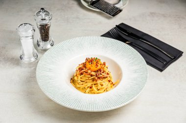 Üstünde yumurta sarısı olan makarna.