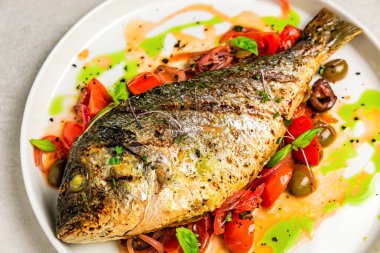 Sebzeli kızarmış dorada balığı.