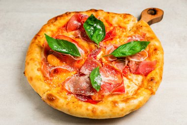 Kabaklı pizza, jambon ve fesleğen.